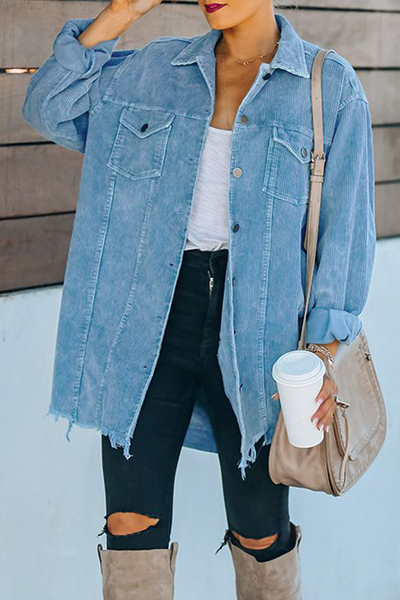 Vêtements d'extérieur à pompons unis et à boucle ancienne.