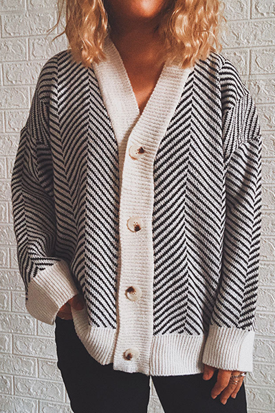 Pull casual à rayures, empiècements, boucle et col en V.