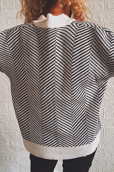 Pull casual à rayures, empiècements, boucle et col en V.