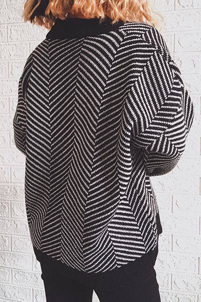 Pull casual à rayures, empiècements, boucle et col en V.