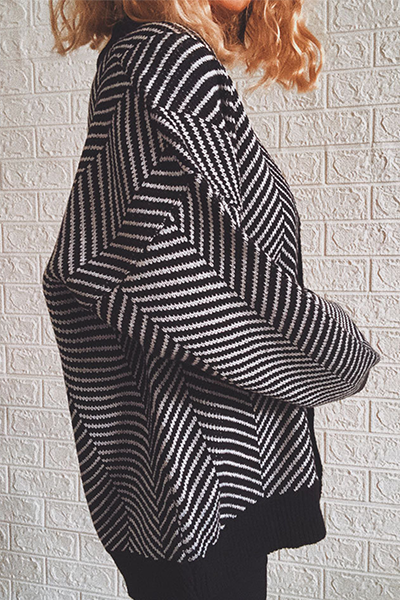 Pull casual à rayures, empiècements, boucle et col en V.