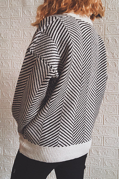 Pull casual à rayures, empiècements, boucle et col en V.