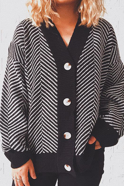 Pull casual à rayures, empiècements, boucle et col en V.