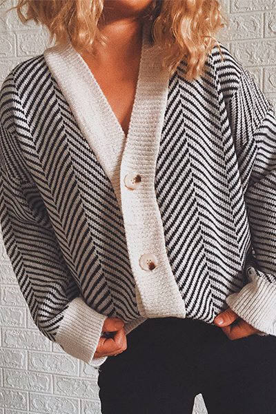 Pull casual à rayures, empiècements, boucle et col en V.