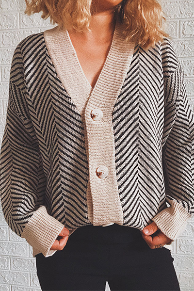 Pull casual à rayures, empiècements, boucle et col en V.