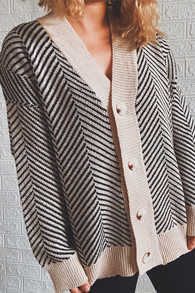 Pull casual à rayures, empiècements, boucle et col en V.