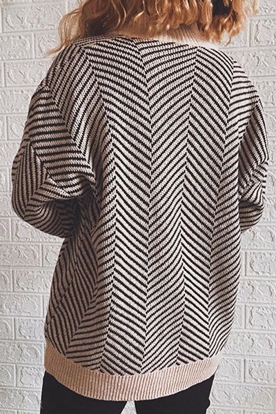 Pull casual à rayures, empiècements, boucle et col en V.