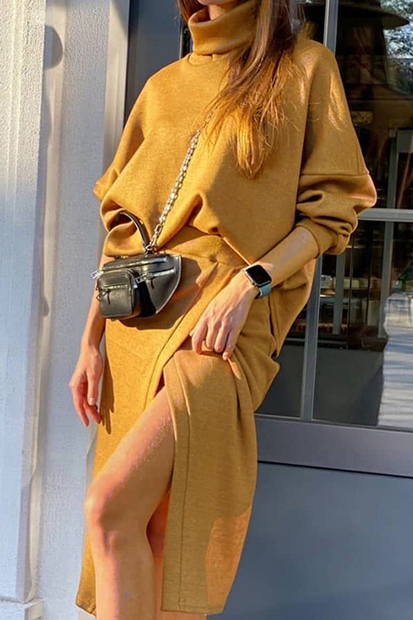 Ensemble deux pièces : haut à col montant, manches longues, coupe fendue et ourlet dédoublé.