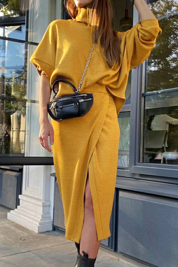 Ensemble deux pièces : haut à col montant, manches longues, coupe fendue et ourlet dédoublé.