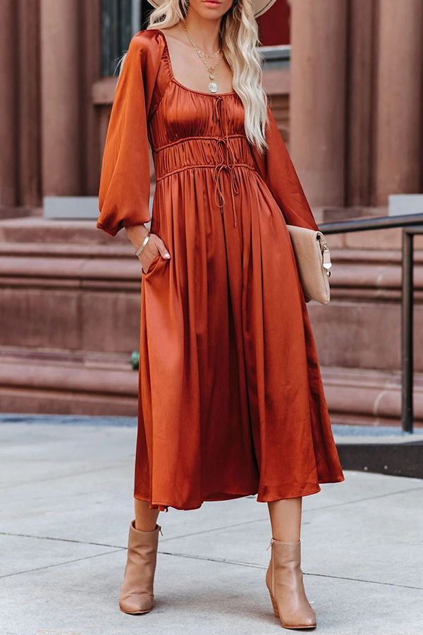 Robes élégantes et tendance, taille A, col en U, sans motif, avec plis au niveau du décolleté.