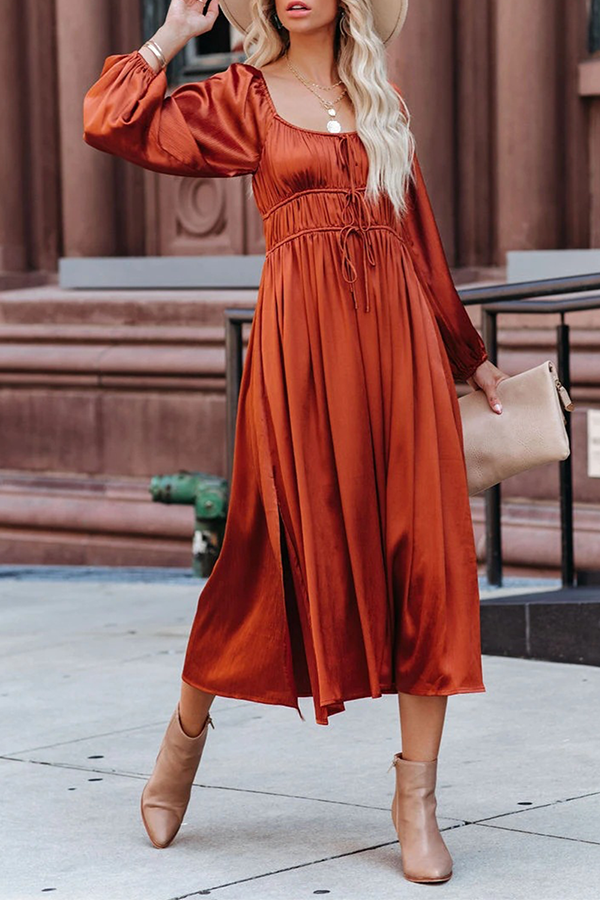 Robes élégantes et tendance, taille A, col en U, sans motif, avec plis au niveau du décolleté.