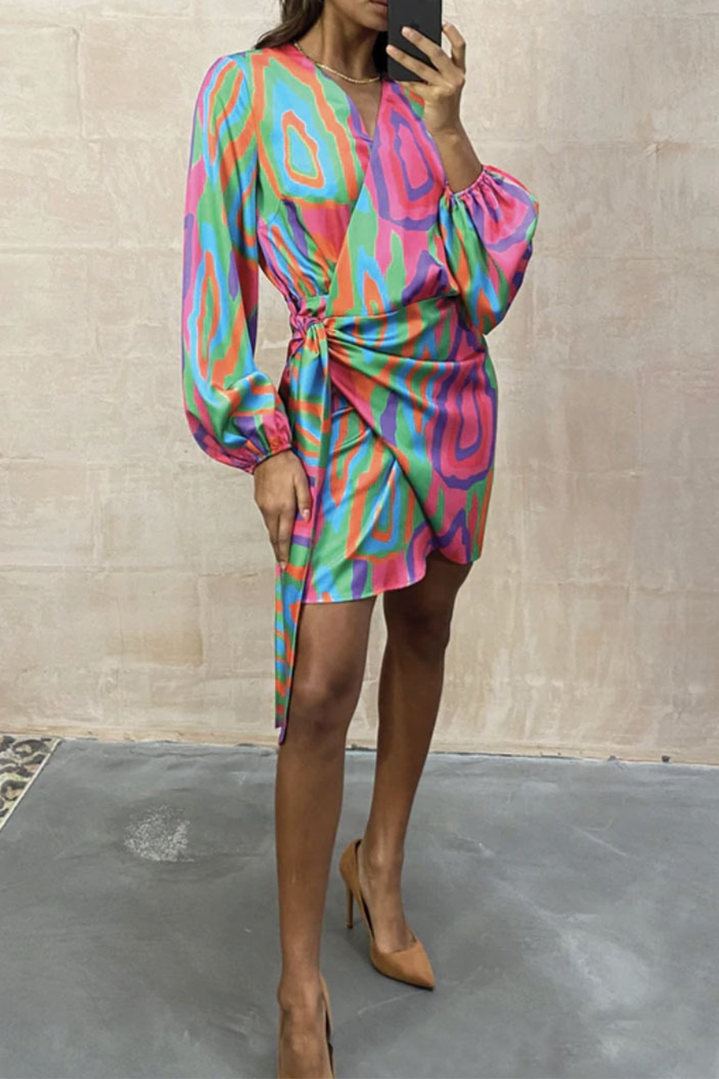 Robe décontractée à imprimé, patchwork, col en V et longueur irrégulière.