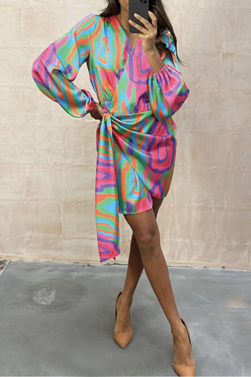 Robe décontractée à imprimé, patchwork, col en V et longueur irrégulière.