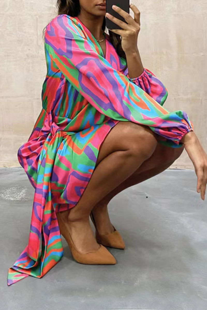 Robe décontractée à imprimé, patchwork, col en V et longueur irrégulière.