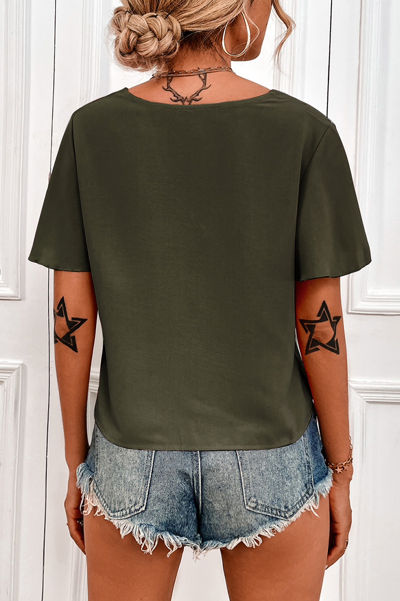 Hauts décontractés à col en V avec empiècements à pois et fentes.