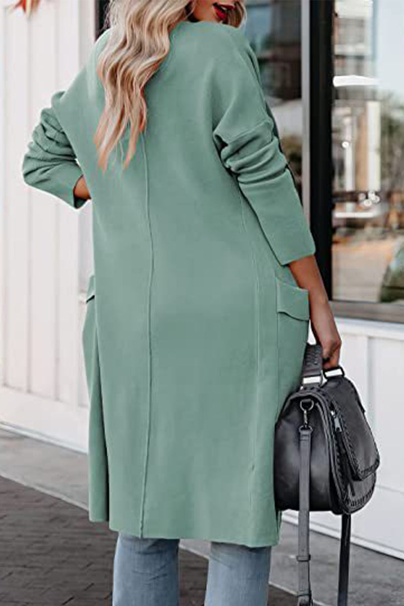 Vêtements d'extérieur élégants et unis pour étudiants, avec col en V et poches.