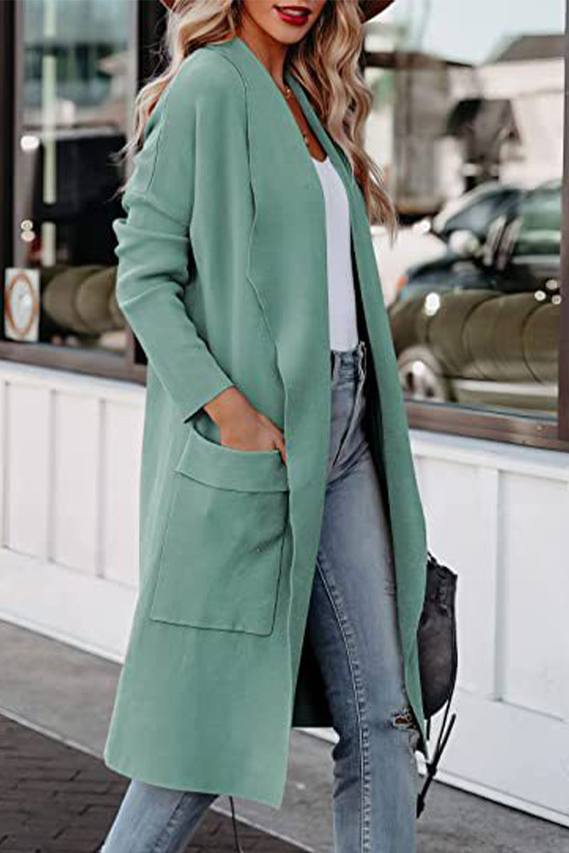 Vêtements d'extérieur élégants et unis pour étudiants, avec col en V et poches.