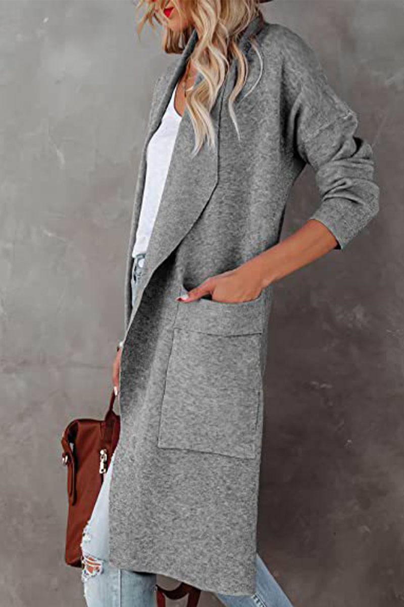 Vêtements d'extérieur élégants et unis pour étudiants, avec col en V et poches.