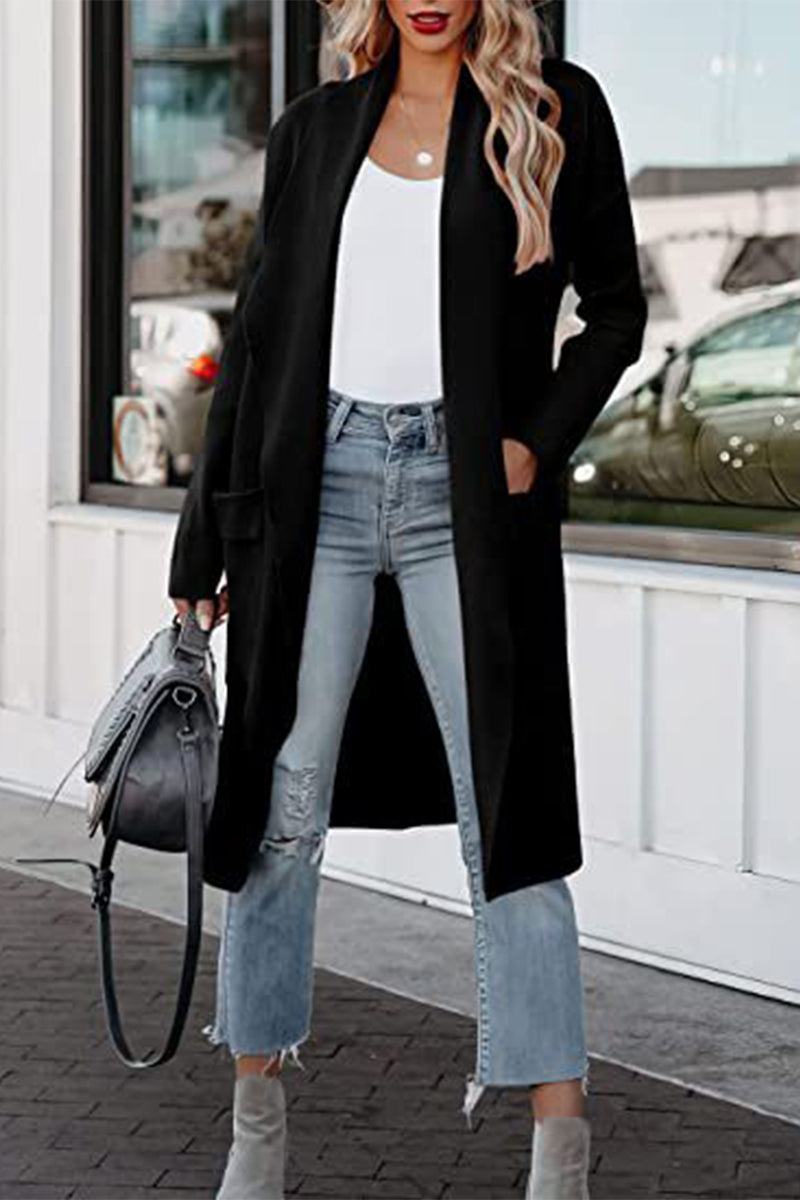 Vêtements d'extérieur élégants et unis pour étudiants, avec col en V et poches.