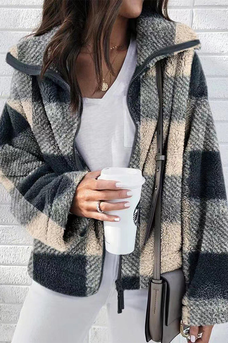 Vêtements d'extérieur à carreaux, patchwork et col montant, style streetwear.