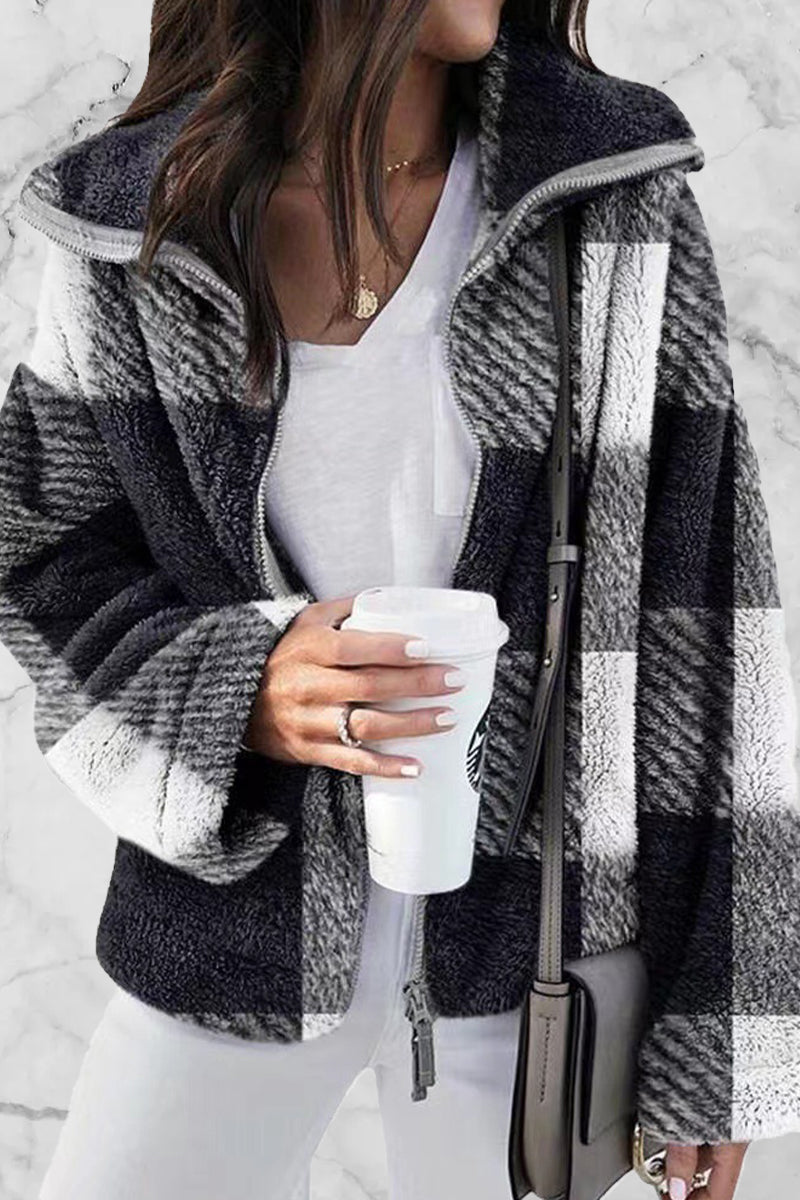 Vêtements d'extérieur à carreaux, patchwork et col montant, style streetwear.