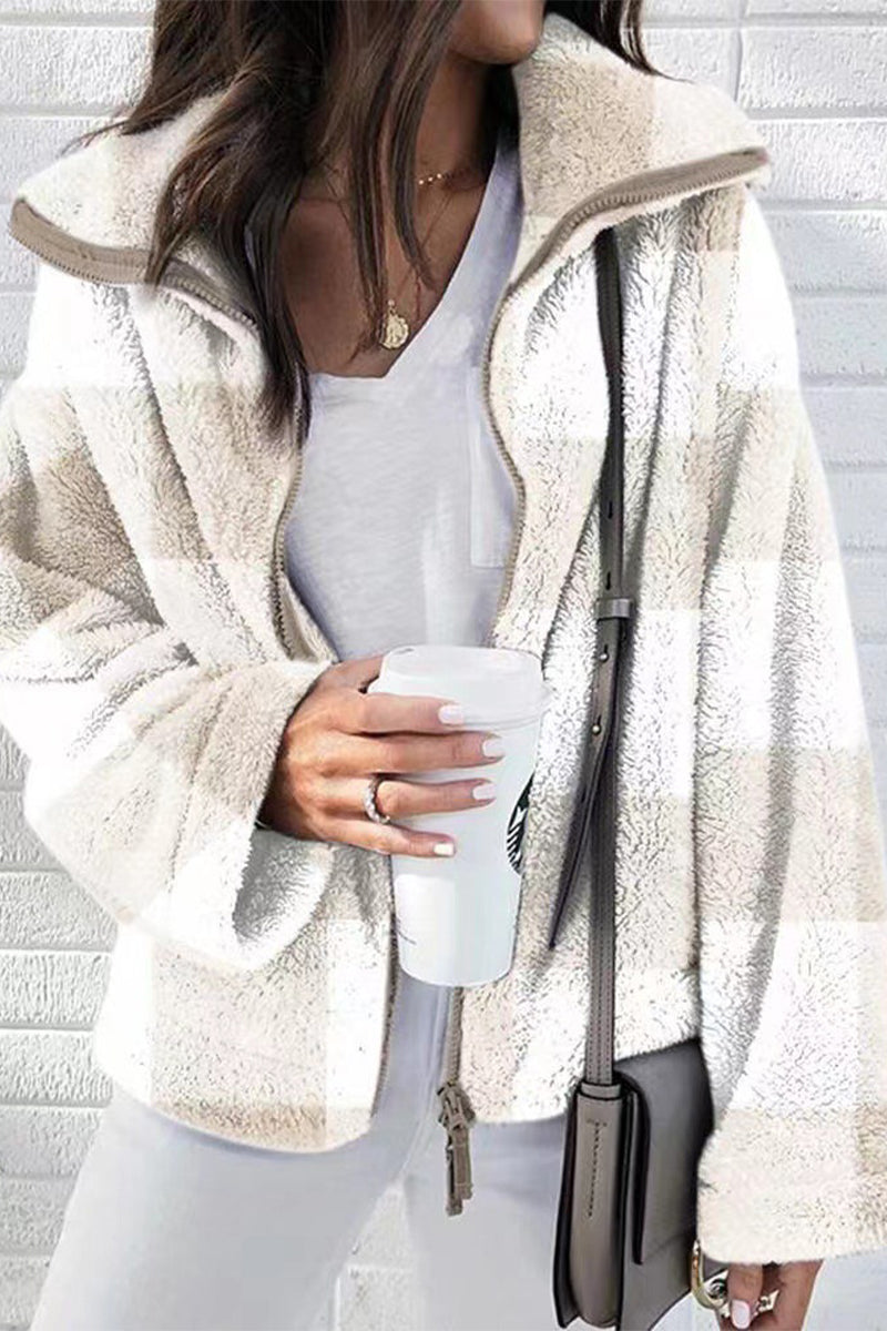 Vêtements d'extérieur à carreaux, patchwork et col montant, style streetwear.