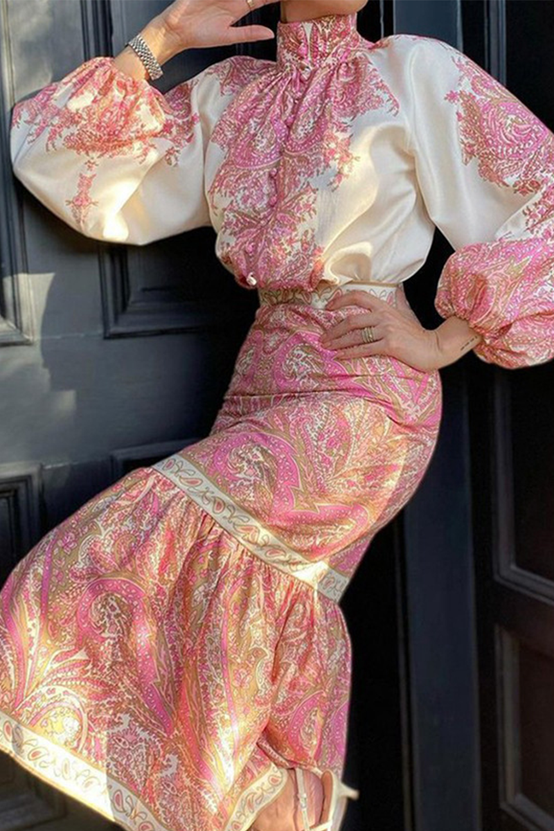 Ensemble deux pièces : haut à manches longues, col montant demi-tour, imprimé patchwork et style streetwear.