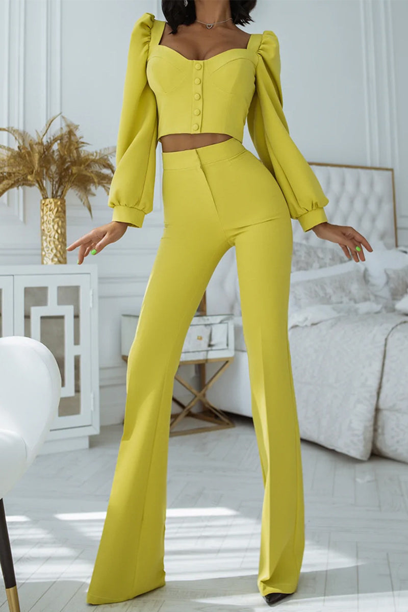 Ensemble deux pièces élégant pour le travail, col carré, manches longues, avec boucle.