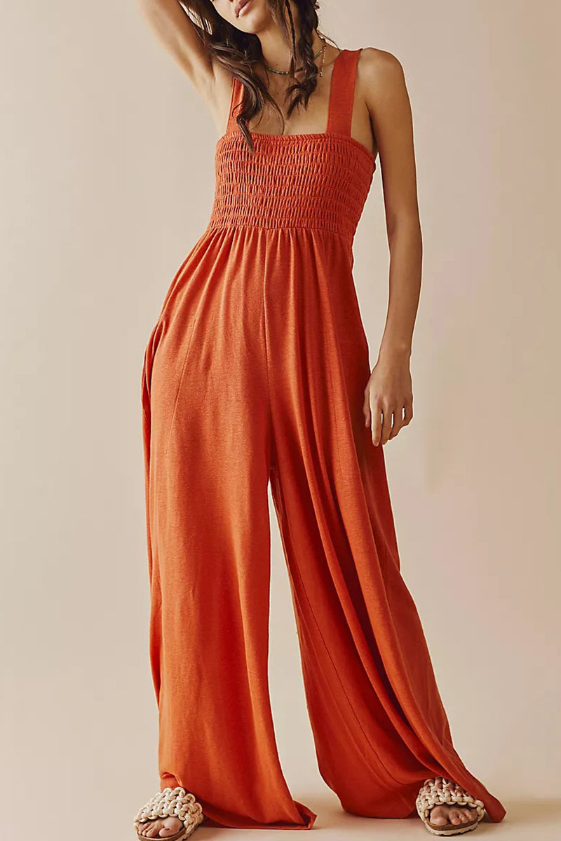 Combinaisons amples et décontractées, simples et sobres, avec poches.