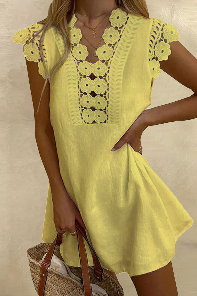 Robe décontractée, unie, découpée, col en V, ligne A, manches courtes.