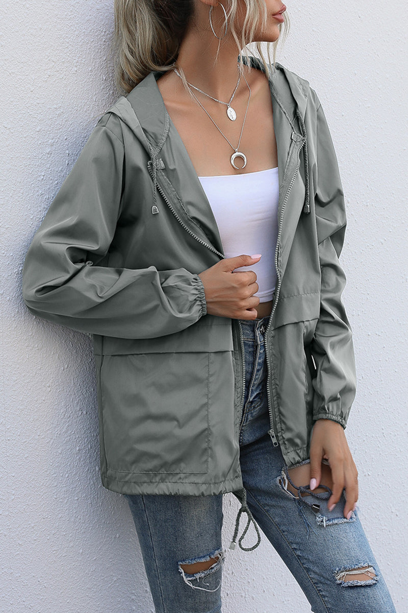 Vêtements d'extérieur décontractés à capuche et col zippé.