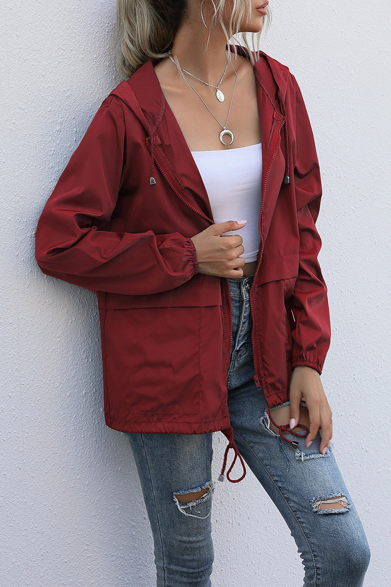 Vêtements d'extérieur décontractés à capuche et col zippé.