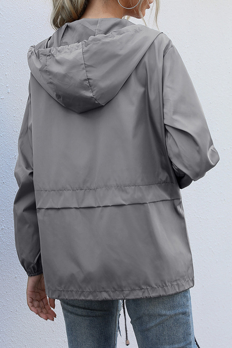 Vêtements d'extérieur décontractés à capuche et col zippé.