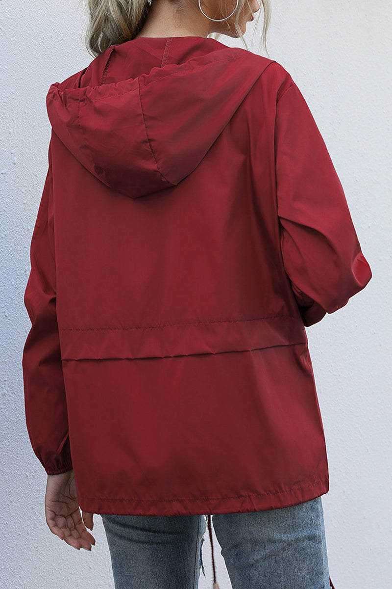 Vêtements d'extérieur décontractés à capuche et col zippé.