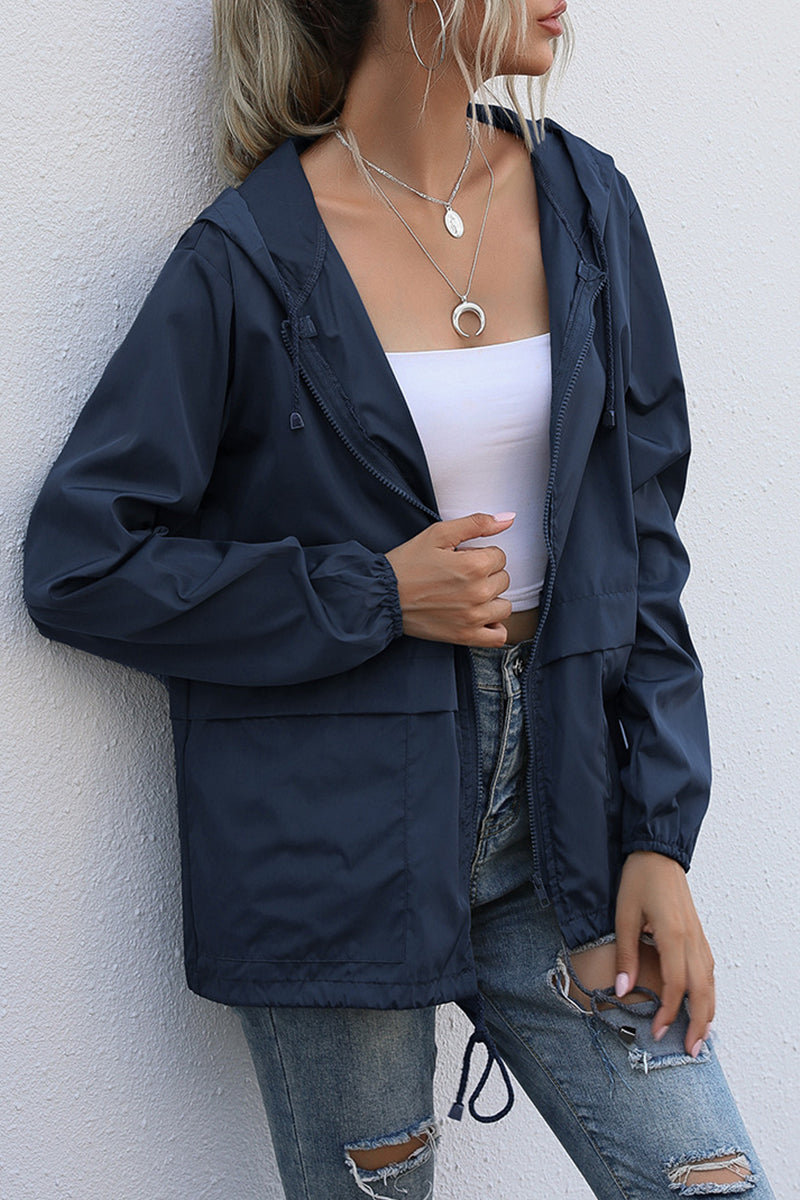 Vêtements d'extérieur décontractés à capuche et col zippé.