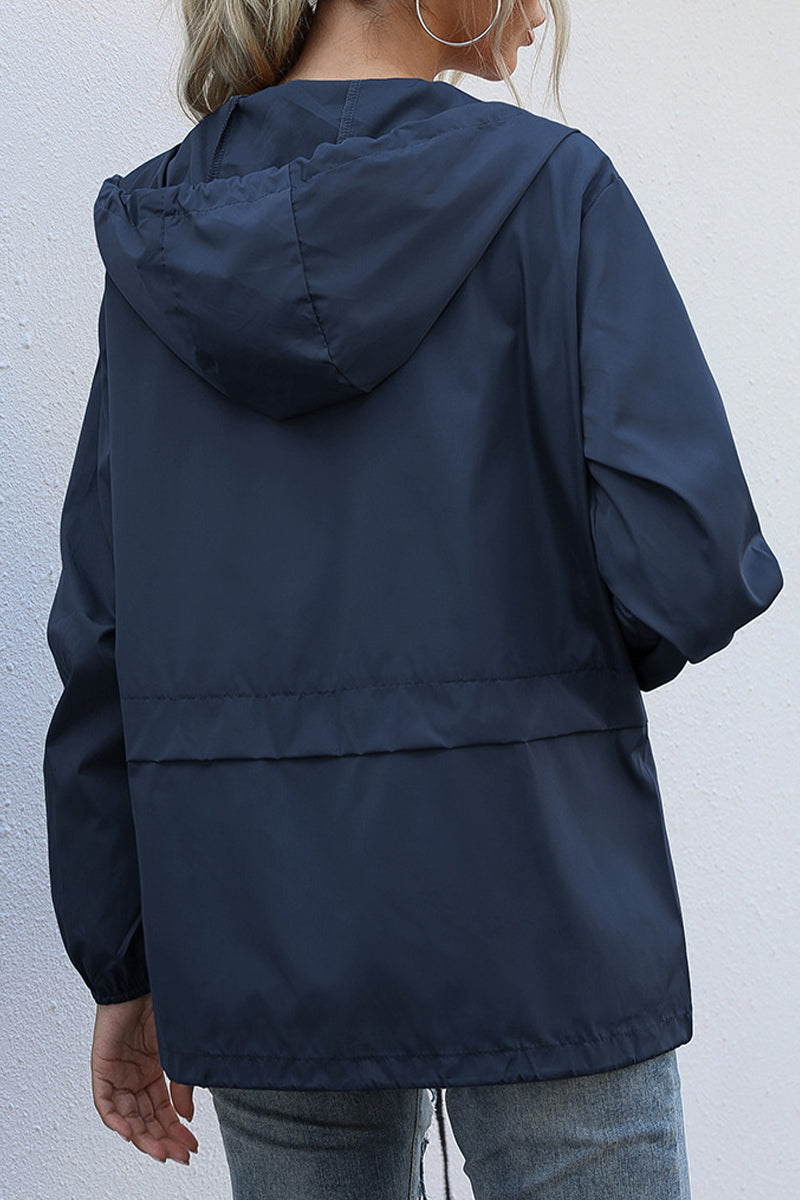 Vêtements d'extérieur décontractés à capuche et col zippé.