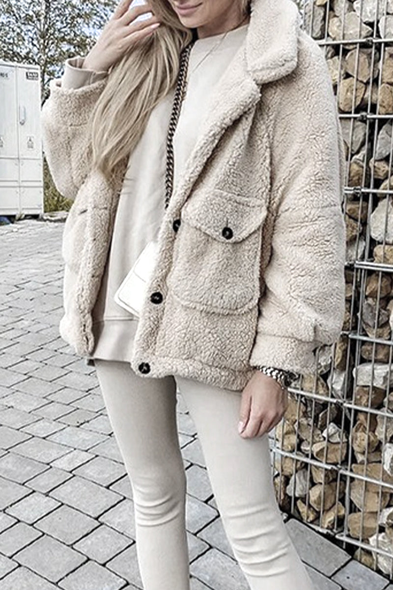 Vêtements d'extérieur décontractés à col montant avec poches.