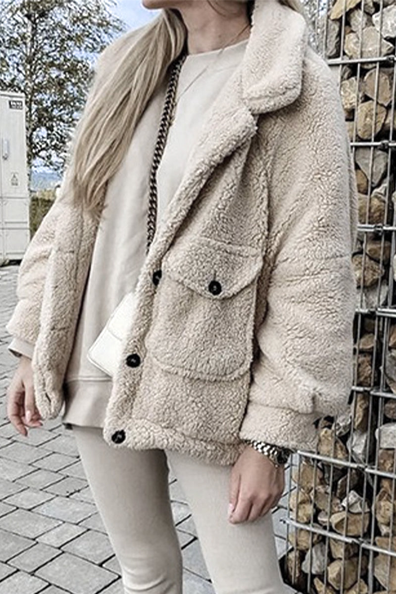 Vêtements d'extérieur décontractés à col montant avec poches.