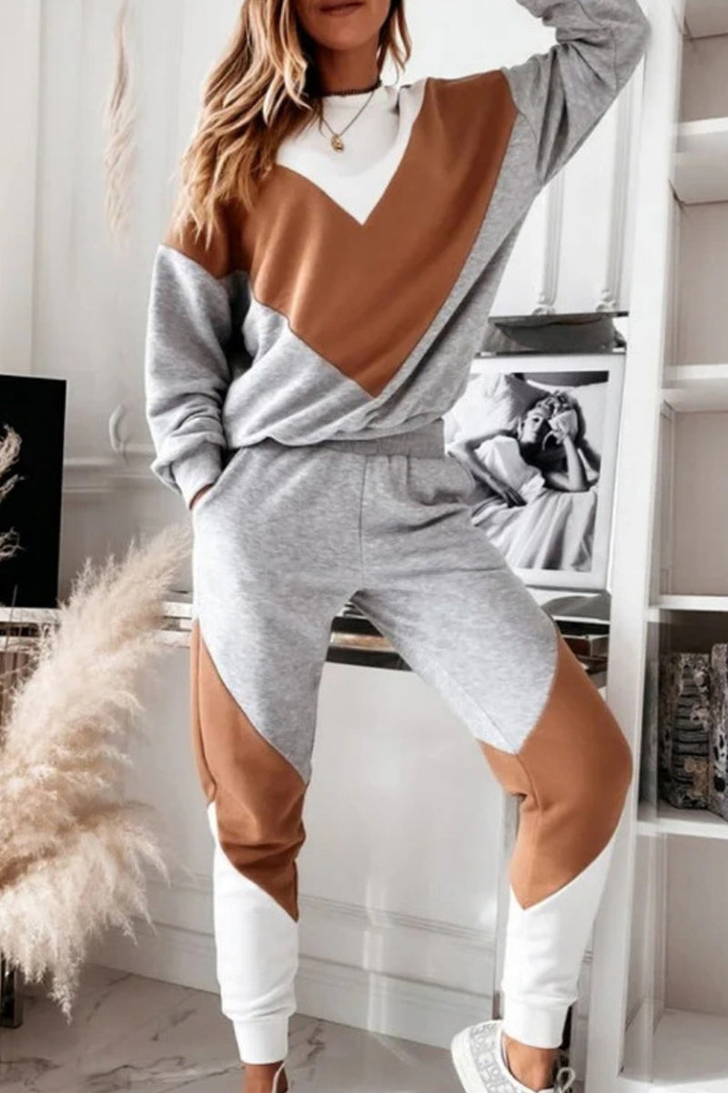 Ensemble deux pièces décontracté à manches longues, col rond, avec contraste de couleurs.