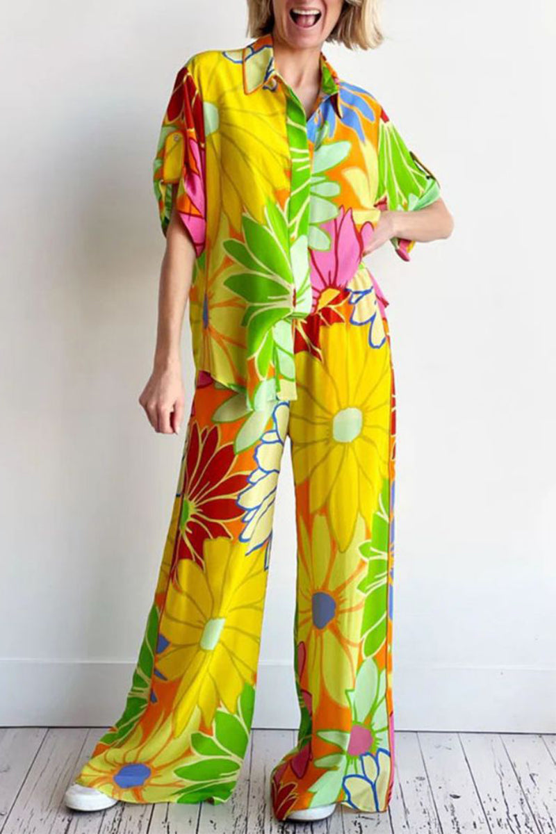 Ensemble deux pièces décontracté à manches courtes, col montant, poches et motifs floraux.