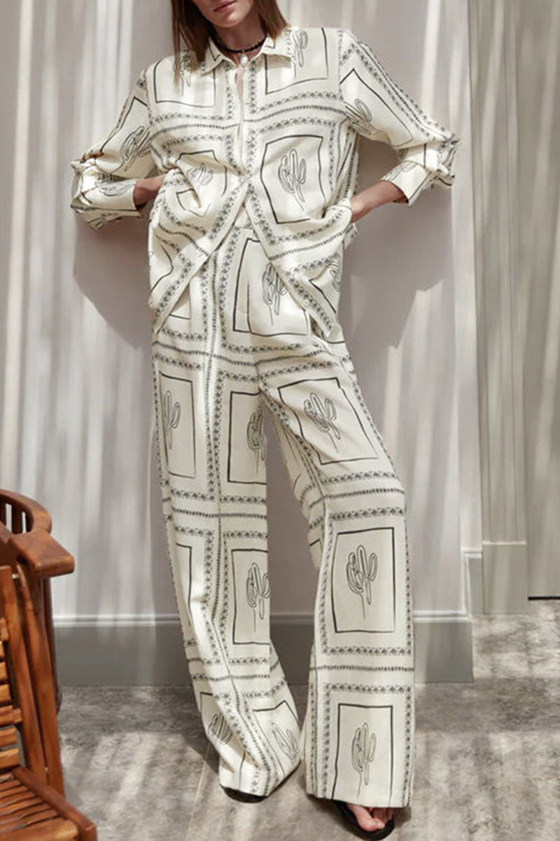 Ensemble deux pièces décontracté à manches longues, col montant et poches décorées de motifs floraux.