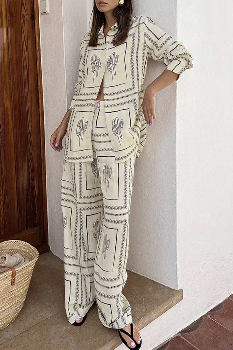 Ensemble deux pièces décontracté à manches longues, col montant et poches décorées de motifs floraux.