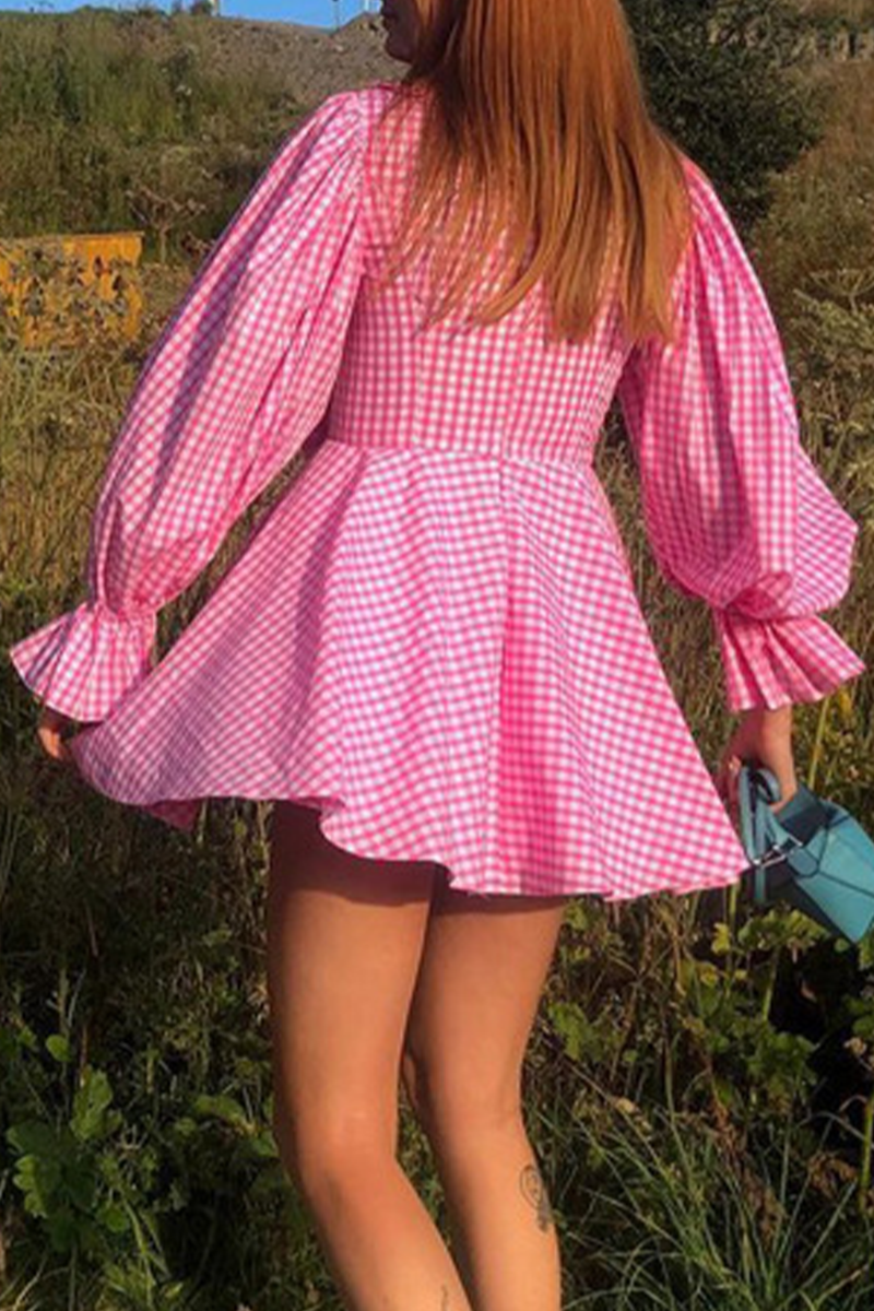 Jolies robes A-line à carreaux, col Peter Pan et fermeture éclair.