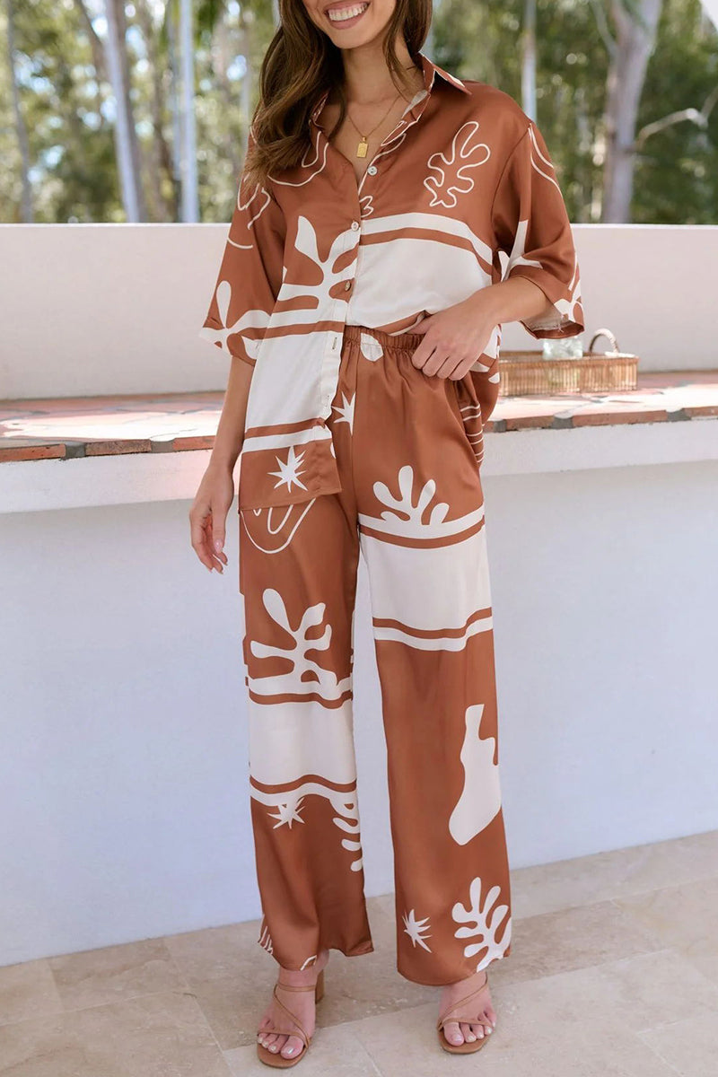 Ensemble deux pièces décontracté quotidien à imprimé géométrique, col boutonné et manches courtes.