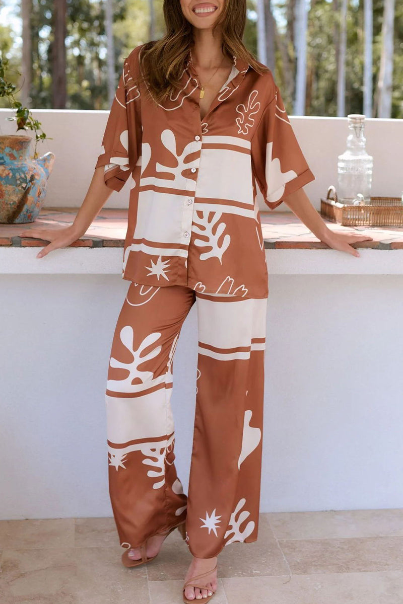 Ensemble deux pièces décontracté quotidien à imprimé géométrique, col boutonné et manches courtes.