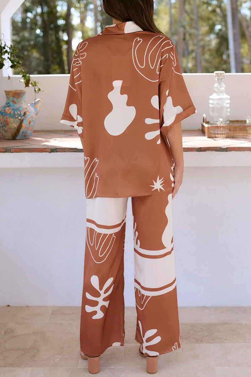 Ensemble deux pièces décontracté quotidien à imprimé géométrique, col boutonné et manches courtes.