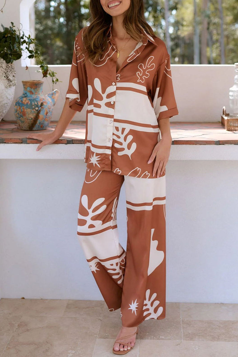 Ensemble deux pièces décontracté quotidien à imprimé géométrique, col boutonné et manches courtes.