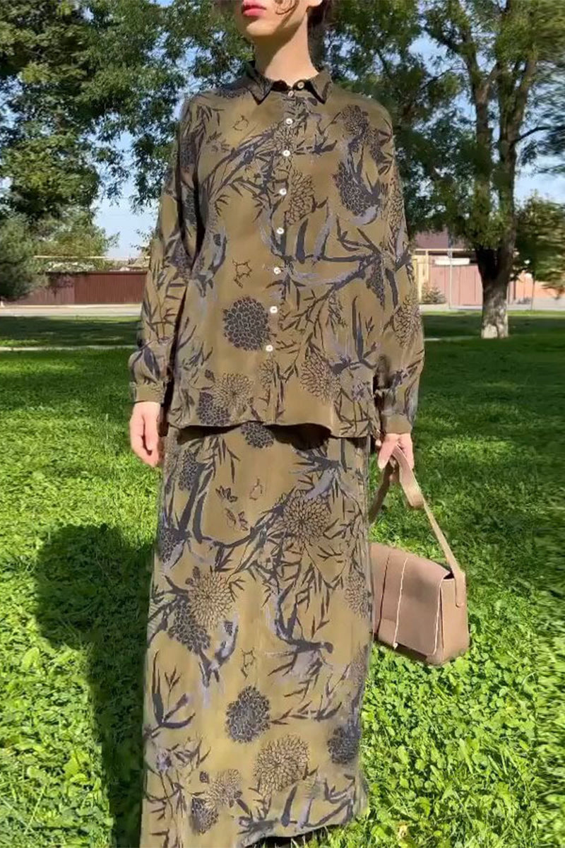 Ensemble deux pièces vintage élégant à manches longues, col montant et boutons floraux.