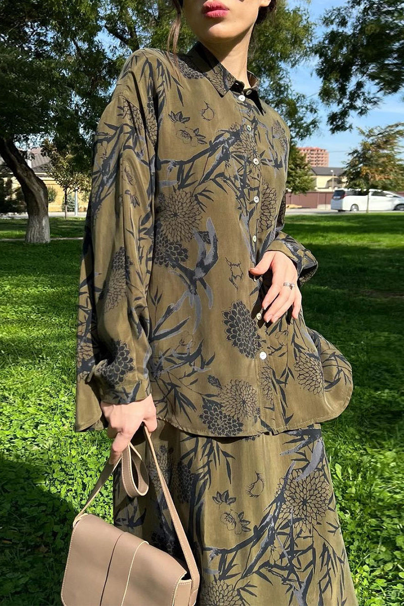 Ensemble deux pièces vintage élégant à manches longues, col montant et boutons floraux.