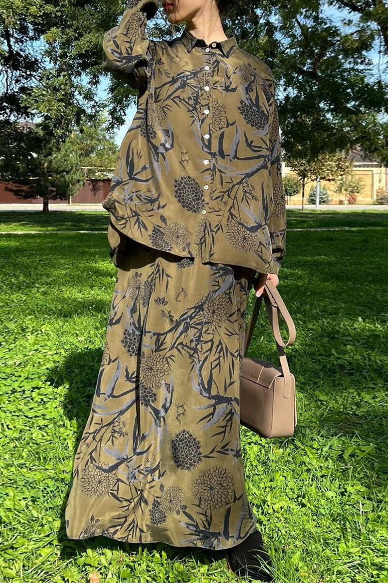 Ensemble deux pièces vintage élégant à manches longues, col montant et boutons floraux.